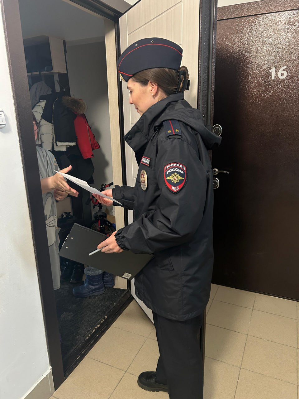  Сотрудники Госавтоинспекции Тазовского района провели акцию «Осторожно, мошенники!». 3 июня в рамках профилактического мероприятия автоинспекторы провели беседы с жителями нескольких домов, предупреждая об участившихся случаях мошенничества, связанного с попытками завладеть денежными средствами граждан. ‼ Мошенники, представляясь сотрудниками полиции, убеждают людей перевести деньги на «безопасный счёт», утверждая, что их сбережения якобы находятся под угрозой кражи. Жителям напомнили, что настоящие сотрудники полиции и банков никогда не запрашивают реквизиты банковских карт, пароли из SMS-сообщений, персональные данные и не просят переводить деньги. Всем участникам акции были вручены памятки с алгоритмом действий при получении подозрительных звонков и сообщений. О таких звонках необходимо немедленно сообщать в полицию по месту жительства или по телефону 02 или 102 . #мвдроссии #полиция #гибддянао #гибдд #янао #тазовскийрайон