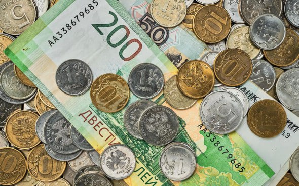 Названы 5 нововведений которые повлияют на личные финансы россиян с 1 марта Пенсии Традиционную бессрочную надбавку получат пенсионеры которым в феврале исполнилось 80 лет и пенсионеры с первой группой инвалидности С марта они начнут получать фиксированную выплату в двойном размере 19 169 38 Онлайн подписки Сервисы не смогут списывать деньги за онлайн подписки если пользователь отменил ее отвязал карту или отсутствует информация от клиента о продлении Микрозаймы МФК запрещено выдавать займы физлицам онлайн без предоставления биометрии Для получения микрозаймов очно биометрия не потребуется Авиаперевозки и бронирование гостиницы Определены случаи когда авиакомпании при задержке рейсов смогут накормить и напоить пассажиров а также критерии для вынужденного возврата билетов Туристы смогут получить полную сумму предоплаты если бронь в гостинице отменена за день до заезда Кроме того бронирование через агрегаторы станет возможно для мест размещения внесенных в специальный реестр Алименты Меняется порядок учета алиментов для подсчета единого пособия для семей с детьми Теперь будут учитывать среднюю зарплату по Росстату а не МРОТ Для тех случаев когда алименты выплачивают на основании решения суда порядок расчета пособия не меняется Подробнее в материале наших коллег  РБК Деньги в Telegram и MAX Фото Freepik закон 1марта