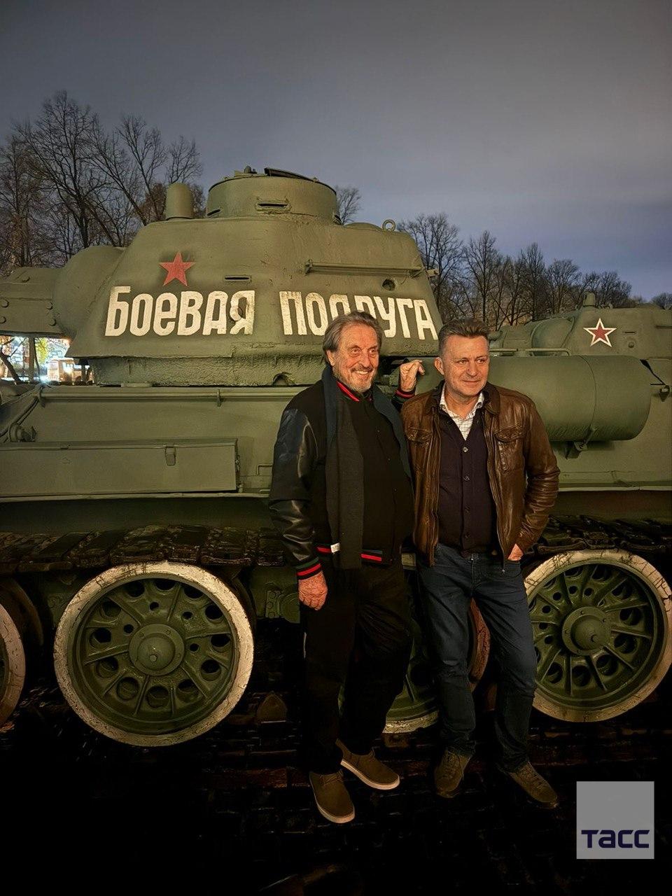 Отец Илона Маска побывал в одном из музеев на Ильинском шоссе Эрролу Маску отцу американского предпринимателя и миллиардера сегодня провели экскурсию по музею техники Ранее гастролирующий по городам России Маск старший поддержал идею пригласить его сына в проект расширения Северно Западного тоннеля для разгрузки Новорижского шоссе строительства тоннеля между Россией и Аляской Подписаться на канал Telegram MAX