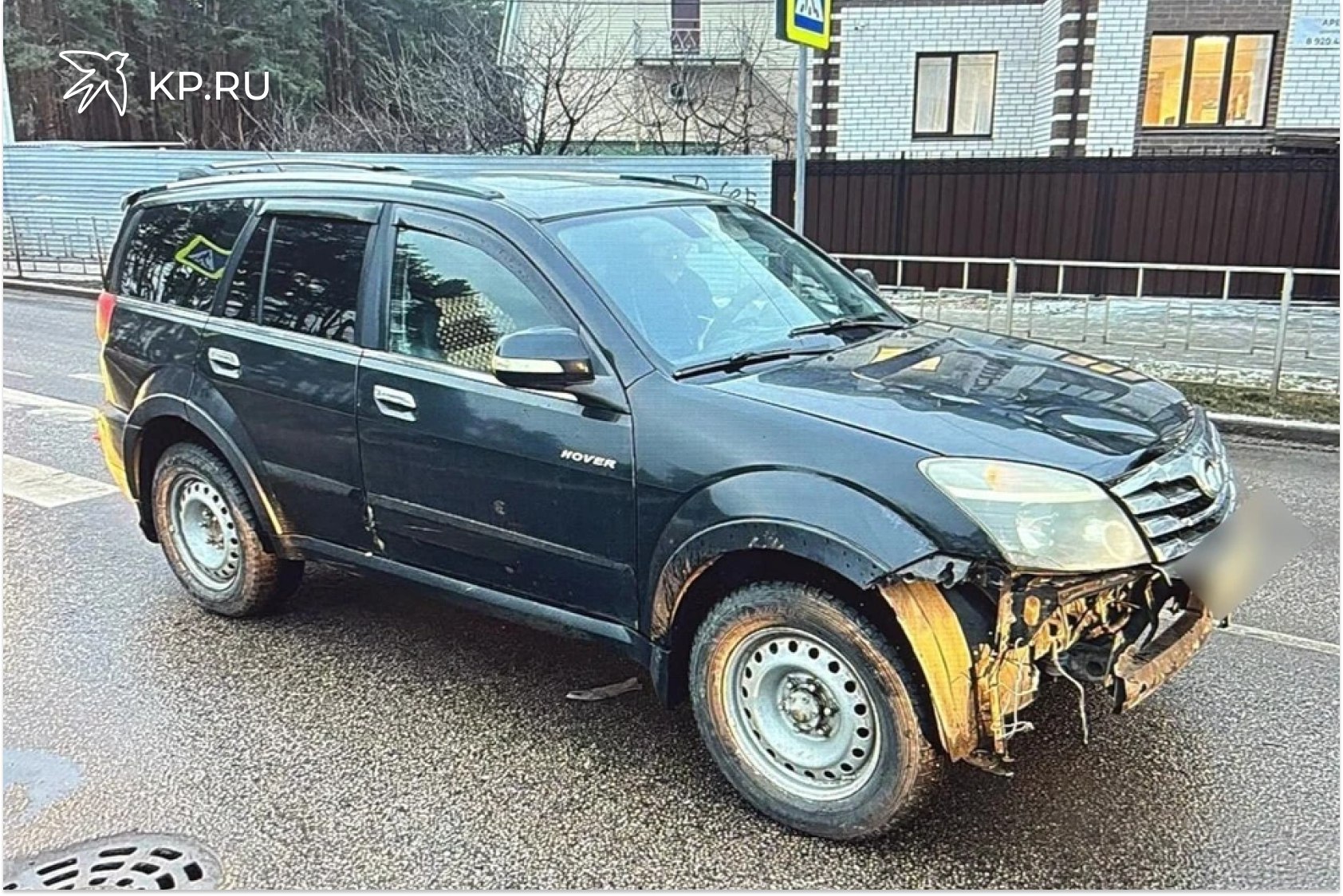 В Воронеже на зебре грузовик сбил женщину с ребенком Утром 17 декабря в Воронеже на нерегулируемом пешеходном переходе произошло серьезное ДТП с пострадавшими Автомобиль Грейт Вол сбил двух пешеходов женщину и ребенка Об этом сообщили в региональном управлении ГИБДД Инцидент произошел накануне в 7 50 утра у дома 37 1 по улице Миронова По предварительным данным 71 летний водитель грузового автомобиля двигался по улице 60 й Армии На пешеходном переходе он допустил наезд на 27 летнюю местную жительницу и 5 летнего мальчика которые переходили дорогу В результате происшествия оба пешехода с полученными телесными повреждениями были доставлены в медицинское учреждение По данному факту сотрудниками полиции проводится проверка устанавливаются все обстоятельства и причины произошедшего