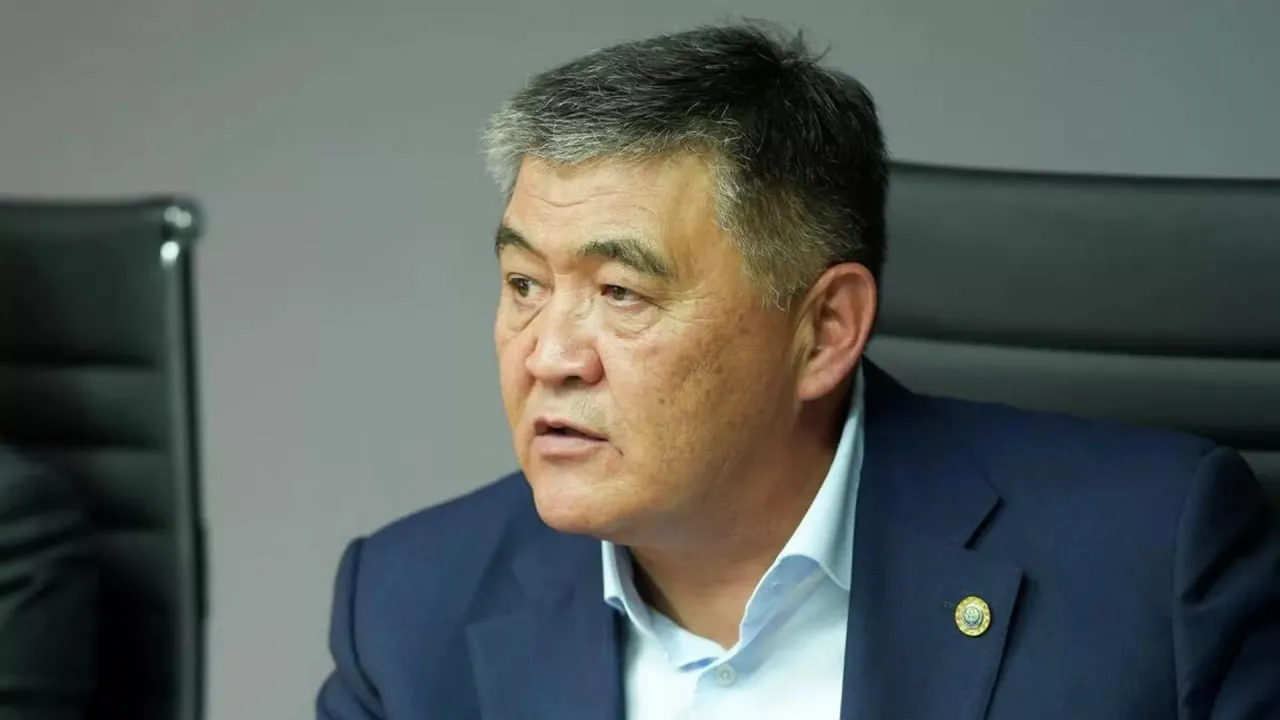 Дело экс главы ГКНБ Ташиева о захвате власти передано в суд Бишкека Первомайский районный суд Бишкека рассмотрит обвинения против Камчыбека Ташиева в подготовке к насильственному захвату власти и злоупотреблении полномочиями Материалы дела на восемь фигурантов уже направлены в инстанцию Генпрокуратурой Процесс полностью засекречен поэтому все заседания пройдут в закрытом режиме Расследование связано с так называемым письмом 75 где содержались призывы к досрочным выборам Сейчас Ташиев находится под подпиской о невыезде Бывший руководитель спецслужб не признает вину и намерен защищаться в правовом поле Он также призвал своих сторонников не нарушать закон и сохранять спокойствие Подпишитесь на AsiaToday