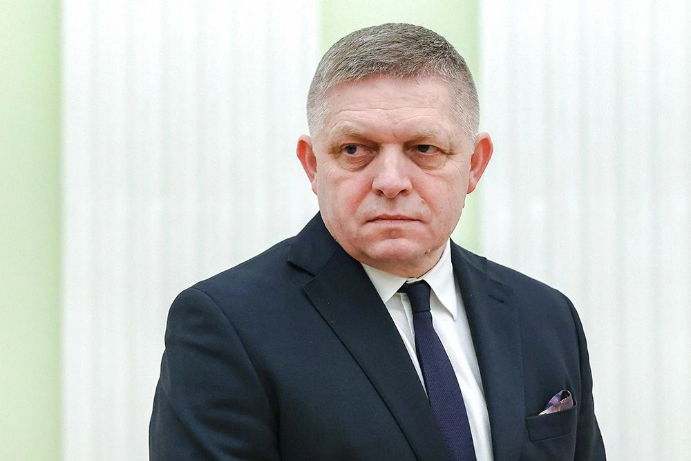 Премьер министр Словакии Роберт Фицо прибывший вечером в среду в Брюссель на саммит Европейского союза сообщил что в местном аэропорту серьезно повредили его самолет По словам политика сложный саммит начался нехорошо В аэропорту автомобиль с трапом разбил наш самолет так что он не пригоден к полетам и мы должны оставить его здесь написал Фицо на своей странице в Facebook запрещен в России принадлежит корпорации Meta которая признана в РФ экстремистской и запрещена Фото Артем Геодакян ТАСС Подписаться на Российскую газету Читать нас в MAX