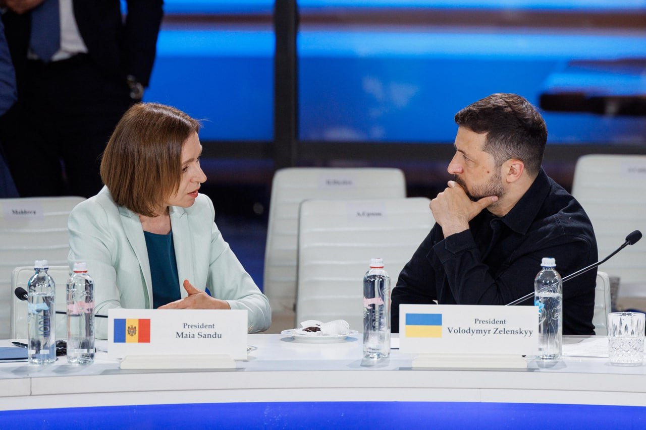 Президент Молдовы заявила, что для эффективного противодействия «дезинформации и пропаганде» ей необходимы дополнительные полномочия Так глава государства Майя Санду объяснила необходимость закона о Центре стратегической коммуникации Stratcom, который был принят парламентом в первом чтении. «Если говорить о поправках к Закону о стратегической коммуникации, единственное существенное изменение — это то, что руководитель этого учреждения теперь будет назначаться мной, а не парламентом, как было раньше. Однако парламентский контроль сохраняется. Полномочия центра остаются прежними. Так что это не такое уж большое изменение», — пояснила Майя Санду.