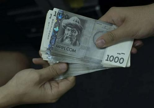 Размер средней зарплаты в Кыргызстане приблизился к отметке 500 По данным Нацстаткома в январе сентябре среднемесячная номинальная оплата труда достигла 42 757 сомов около 489 что на 19 5 больше чем годом ранее С учётом инфляции реальная зарплата выросла на 10 9 что указывает на повышение покупательной способности работающих граждан Рост окладов зафиксирован во всех секторах экономики при этом наиболее заметное увеличение отмечено в сфере операций с недвижимостью почти 36 и в строительстве 34 7 Подробнее на нашем сайте Актуальные новости из Центральной Азии fergananews