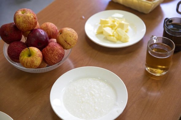 Дело картеля на детском питании на 1 8 млрд дошло до суда По версии следствия в 2021 2022 участники сговора заранее договаривались об условиях и искусственно устраняли конкуренцию при проведении торгов на организацию питания в детсадах Владивостока Подконтрольные участникам компании выходили на торги формально не снижая цену в результате чего контракты заключались по начальной максимальной стоимости Это позволяло гарантировать победу своих структур и распределять муниципальные закупки между заранее определенными участниками В феврале 2021 года компании ООО Флагман Плюс ООО Магистраль Инвест и ООО Фуд Магистраль без конкурентной борьбы распределили между собой около 30 муниципальных контрактов на организацию питания в детских садах Владивостока Все закупки были взяты по начальной максимальной цене Общий объем средств направленных на дошкольное питание составил около 1 75 млрд руб Флагман Плюс получил 16 контрактов почти на 896 млн руб Магистраль Инвест и Фуд Магистраль совокупно 15 контрактов на 855 млн руб РБК Восток в Telegram и MAX