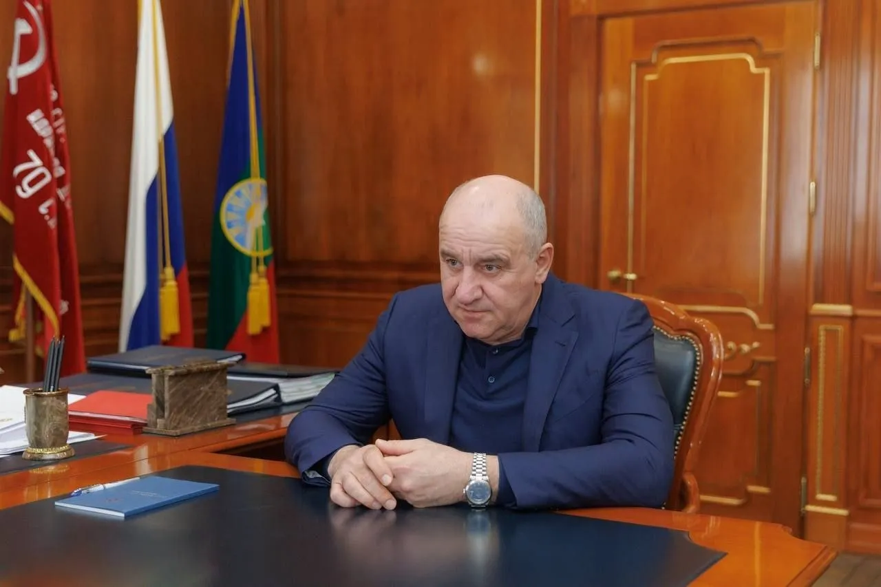 Карачаево Черкесия перечисляет часть зарплат чиновников в помощь Дагестану Рашид Темрезов сообщил что республика объединилась в поддержке братского Дагестана где сильное наводнение затронуло тысячи людей Он выразил соболезнования семьям погибших и поддержку всем пострадавшим С первых дней КЧР отправила питьевую воду Темрезов на постоянной связи с главой Дагестана Сергеем Меликовым Трудовые коллективы госорганов КЧР перечисляют часть зарплат в помощь жителям Дагестана Республика также готова предоставить аварийно восстановительную технику и специалистов
