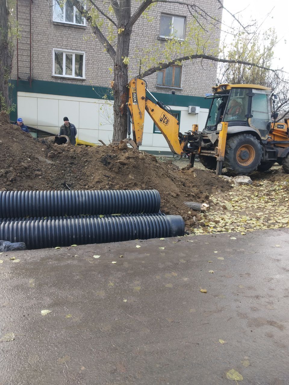 В Стаханове специалисты «Луганскводы» заменили аварийный участок канализационного коллектора, который отводит стоки от части города с населением порядка 10 тыс. человек    Данный участок системы водоотведения в эксплуатации более 60 лет. За это время, некоторые участки пришли в негодность, в результате чего произошло разрушение самотёчного коллектора на проспекте Ленина, сообщили на предприятии   Специалисты местного управления заменили почти 60 метров канализационного коллектора диаметром 400 мм, по которому отводятся сточные воды от района города с населением порядка 10 тысяч человек.    Работы сотрудникам пришлось выполнять в очень стеснённых условиях. В некоторых местах глубина залегания коллектора достигала 4 метра.    Также с целью поддержания в исправном состоянии систем водоотведения специалисты Стахановского департамента постоянно ведут борьбу с засорами на канализационных сетях - в ноябре по городу устранено более 150 засоров.