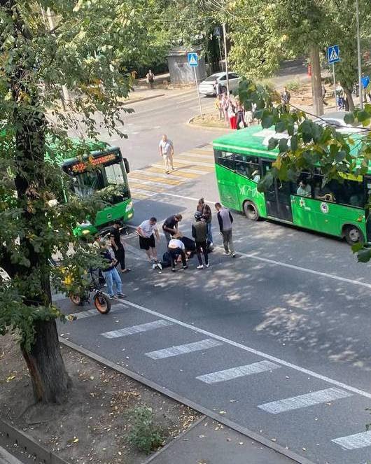 Автобус сбил девушек на электросамокатах в Алматы По данным ДП города автобус наехал на двух девушек 2008 года рождения на пересечении улиц Макатаева и Уалиханова В момент ДТП они переезжали дорогу на электросамокатах по пешеходному переходу Девушки получили травмы и были доставлены в больницу kursivm kursiv news