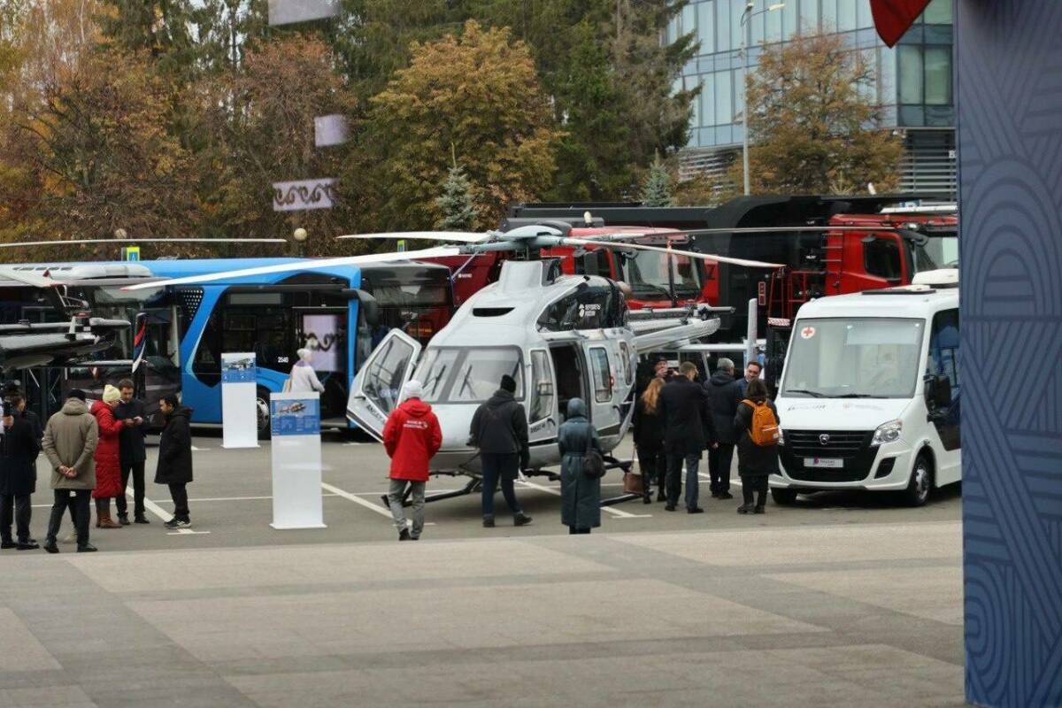 В Казани пройдет выставка техники предприятий Татарстана ко Дню Победы С 9 по 11 мая на Площади Тысячелетия состоится масштабная уличная выставка, посвящённая 80-летию Победы в Великой Отечественной войне. Свою технику представят ведущие промышленные предприятия Татарстана. Посетители смогут увидеть современные образцы техники: вертолет АНСАТ Казанского вертолетного завода, седельные тягачи, самосвалы и бортовой автомобиль КАМАЗа, спортивный автомобиль К5 от КАМАЗ-Автоспорт, автобусы Sollers Atlant, трактор «Беларус» от МТЗ-Татарстан, моторные лодки компании «Триера», полноприводный самоходный опрыскиватель от «Казаньсельмаша». Гости смогут не только познакомиться с техникой вблизи, но и пообщаться с представителями предприятий и сделать фото на память. Выставка будет открыта с 10:00 до 18:00. Вход свободный. 9 мая возможны временные изменения в графике работы из-за праздничных мероприятий.