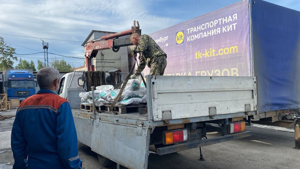 Уральская Транспортная компания КИТ с 20 октября возобновляет доставку гуманитарной помощи в зону СВО Вклад ТК КИТ и фонда Экспедиция добра в оказание гуманитарной поддержки был высоко оценен Полномочным представительством Президента РФ в Уральском федеральном округе Компании было вручено Благодарственное письмо за активную гражданскую позицию и значительный вклад в помощь жителям новых регионов России Как отметили в аппарате полномочного представителя Президента России в УрФО для уральских бойцов на передовой специальной военной операции важно регулярно получать гуманитарные грузы и посылки от родных регионов Каждая посылка это символ поддержки и частичка домашнего тепла Представители ТК КИТ и фонда Экспедиция Добра примут участие в IV форуме Патриоты Урала который пройдет с 7 по 9 ноября в Новом Уренгое Их участие в мероприятии позволит привлечь к регулярным отправкам гуманитарных грузов еще больше неравнодушных людей Подпишись на УрФО ИНФО