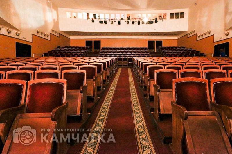 93 й театральный сезон стартует в театре драмы и комедии 1 ноября Начинаем с премьер этого сезона Зрителей ждет зажигательная комедия Клинический случай в постановке Руслана Маркова А в ноябре режиссер Георгий Сурков представит постановку пьесы Антона Павловича Чехова Чайка В этом спектакле классика будет переплетена с авангардом А для новогодней кампании театр готовит два спектакля   Комедия Баба Шанель в постановке Вячеслава Таратынова соберет на сцене созвездие любимых актрис Детский спектакль режиссера Елены Зориной расскажет о чуде которое способны совершить чистые любящие сердца Любителей театра также ждет знакомство с новыми проектами читкой произведений школьной программы Ожившие страницы и Актерским тренингом с Русланом Марковым Конечно же зрители увидят уже знакомые и полюбившиеся спектакли и проекты поделилась планами Ольга Водясова заведующий литературно драматической частью драмтеатра Мы в MAX