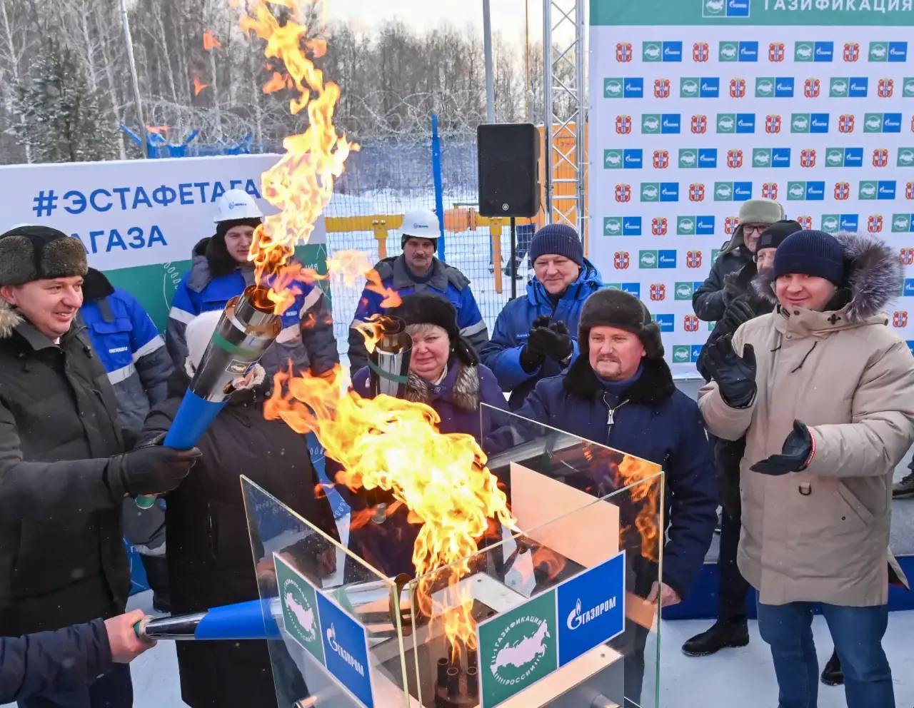 Обеспечена высокая надежность газоснабжения трех крупных районов на севере Омской области Сегодня подан газ на объекты в Знаменском Тарском и Тевризском районах В мероприятии участвовали губернатор области Виталий Хоценко председатель Заксобрания региона Александр Артемов заместитель генерального директора Газпром межрегионгаз Алексей Бугаенко и другие По программе развития газоснабжения и газификации Омской области на 2021 2025 годы построен газопровод отвод от газораспределительной станции Большереченская до ГРС Тарская протяженностью 94 километра а также газопровод связка от ГРС до существующих сетей газораспределения в районе города Тары Созданная инфраструктура обеспечивает бесперебойное газоснабжение существующих потребителей а это более 3 7 тысяч домовладений и 17 котельных которые ранее получали газ из истощившегося газоконденсатного месторождения Новые сети также создали техническую возможность для дальнейшей газификации еще 6 2 тысяч домов в Седельниковском и Муромцевском районах Для Омской области это принципиально важный этап развития северных территорий Подача сетевого газа в рамках масштабной Президентской программы создает прочную основу для развития экономики социальной сферы и жилищного строительства позволяет людям планировать будущее уверенно жить и работать на севере области отметил Виталий Хоценко Читайте нас в МАХ Омская область газификация догазификация