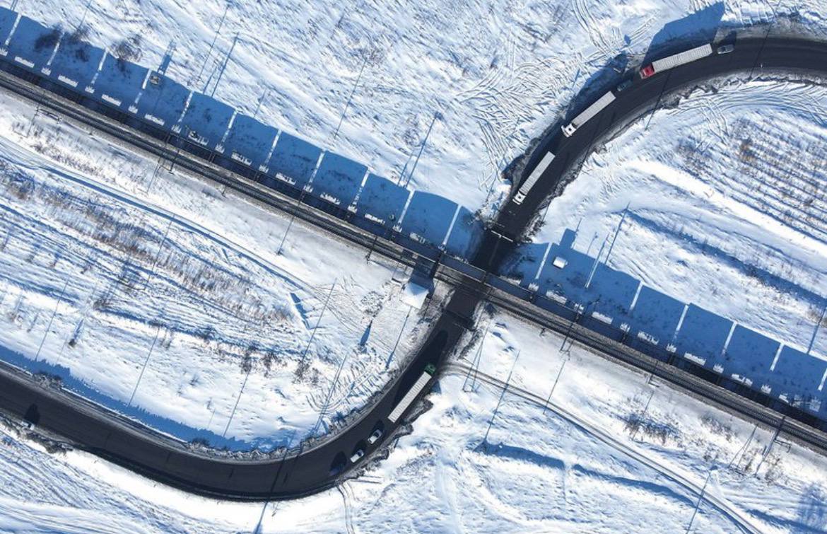 В Тулунском районе начали строить обход села Шерагул Работы развернутся на участке с 1507 по 1519 км федеральной трассы Р 255 Сибирь Об этом сообщили в ФКУ Упрдор Прибайкалье Сейчас подрядчик ведёт подготовку расчищают полосу отвода разворачивают строительный городок и перебрасывают технику По итогам здесь появится новый участок четырёхполосной дороги длиной 11 2 км Проект включает разворотные петли освещение и надземный пешеходный переход