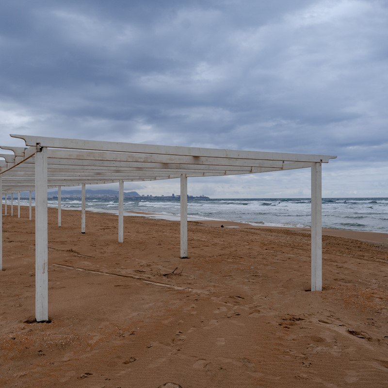 Когда море стало действительно чёрным Анапа столкнулась с резким сокращением турпотока по итогам девяти месяцев 2025 года С января по сентябрь курорт принял 1 7 млн туристов Этот показатель не учитывает однодневных экскурсантов сообщает министерство курортов туризма и олимпийского наследия Краснодарского края Для сравнения за аналогичный период 2024 года Анапу посетили 4 3 млн человек Таким образом число туристов сократилось на 61 Основной причиной столь значительного спада стал разлив мазута который серьёзно повлиял на репутацию курорта и отпугнул отдыхающих На этом фоне итоги 2024 года выглядят особенно контрастно Тогда турпоток составил 5 5 млн человек что на 10 превысило показатели 2023 го Крупные и средние организации туриндустрии и вовсе нарастили объем услуг на 33 до 20 млрд рублей   Подписаться Читайте нас в Max