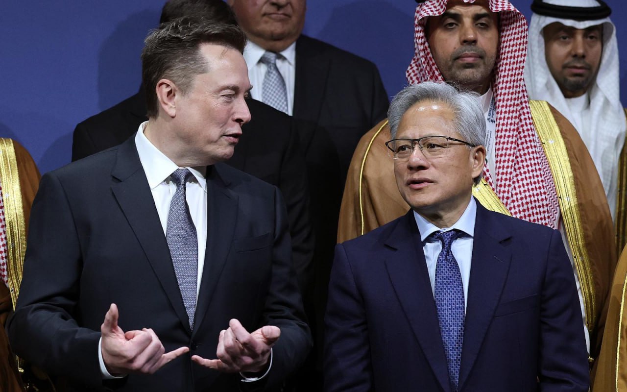 Миллиардеры из IT сектора за год заработали свыше 550 млрд благодаря ИИ Cостояние богатейших американских технологических миллиардеров в 2025 году увеличилось более чем на 550 млрд благодаря ажиотажу вокруг крупнейших компаний в сфере искусственного интеллекта На момент закрытия торгов на бирже в Нью Йорке по итогам предыдущего торгового дня 24 декабря состояние десяти самых богатых технологических миллиардеров с учетом денежных средств акций и других инвестиций оценивалось почти в 2 5 трлн по сравнению с 1 9 трлн в начале этого года пишет FT со ссылкой на данные Bloomberg Billionaires Index Генеральный директор Tesla Илон Маск по прежнему возглавляет список самых богатых людей мира Его состояние выросло почти на 50 c начала 2025 года и составляет 645 млрд Соучредители Google Ларри Пейдж второе место и Сергей Брин пятое место за год стали богаче на 102 млрд и 92 8 млрд соответственно Основатель Amazon Джефф Безос занимает третье место в списке американских технологических миллиардеров с начала года он стал богаче на 15 9 млрд Состояние сооснователя Oracle Ларри Эллисона с начала года увеличилось на 59 2 млрд он занимает четвертое место в списке технологических миллиардеров Подробнее Бум ИИ увеличил состояние технологических миллиардеров на 550 млрд Подписаться на Сам ты инвестор