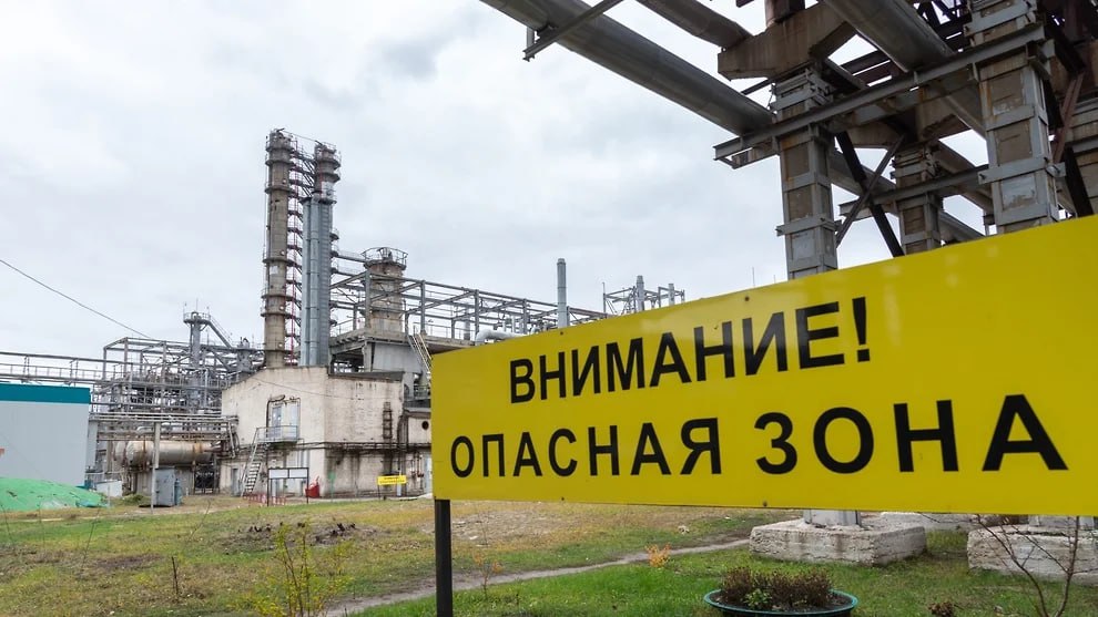 18 летний подрядчик погиб на Воронежсинтезкаучуке В ночь с 28 на 29 января в Воронеже на территории АО Воронежсинтезкаучук ВСК входит в контур группы Сибур во время проведения работ погиб 18 летний рабочий По данному факту следственными органами Следственного комитета РФ по Воронежской области проводится проверка Об этом сообщили в ведомстве По данным Ъ Черноземье погибший являлся сотрудником подрядной организации ООО Аутсорс Логистик Линия на которой произошёл несчастный случай не введена в эксплуатацию она в стадии пусконаладки в том числе идёт настройка её системы безопасности По данным следствия правоохранительные органы осмотрели место происшествия опрошены очевидцы и сотрудники организации Изъята документация в том числе регламентирующая организацию охраны труда на предприятии Назначена судебно медицинская экспертиза для установления точной причины смерти По итогам проверки обещают принять процессуальное решение В ВСК сообщили что по предварительной информации трагедия произошла в результате несоблюдения правил безопасности при проведении работ От чего именно сотрудник подрядной организации получил травмы приведшие к летальному исходу не уточняется Комиссия с участием надзорных органов и служб предприятия приступила к расследованию причин инцидента Блог Инженера для людей     Сервисы   Проголосовать Источник Коммерсантъ Фото Олег Харсеев Коммерсантъ