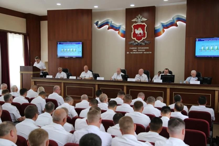 В Челябинской области подвели итоги работы полиции за первое полугодие 2025 года  По оперативным данным, за отчётный период в Челябинской области зафиксировано снижение уровня преступности на 7%. Показатель раскрываемости преступлений вырос на 5,3%, достигнув 61,6%. Особенно значительный прогресс отмечен в раскрытии тяжких и особо тяжких преступлений – здесь показатель увеличился на 5,9%.  Статистика свидетельствует о существенном снижении числа пострадавших от преступных посягательств – на 19,8%. Количество умышленных убийств сократилось на 13,7%, случаев причинения тяжкого вреда здоровью – на 11,3%.  ПОДРОБНЕЕ  URALPRESS.RU