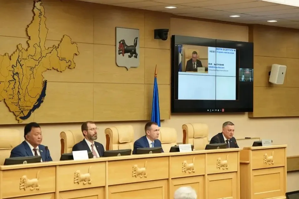 В Иркутской области приняли поправки в Устав региона Теперь губернатор официально будет руководить правительством Депутаты Законодательного Собрания поддержали изменения единогласно Автором инициативы выступил глава региона Игорь Кобзев Я инициировал эти поправки в сложное для Приангарья время Как высшее должностное лицо несу полную ответственность за все что происходит в области Это важный шаг для повышения эффективности управления Наша общая задача дать региону новые возможности для укрепления экономики и улучшения жизни людей подчеркнул Игорь Кобзев Губернатор также представил депутатам кабинет министров и распределил обязанности Первый замгубернатора Роман Колесов будет отвечать за гражданскую оборону пожарную безопасность безопасность дорожного движения устранение последствий ЧС и борьбу с коррупцией Первый зампред правительства Андрей Соковиков займется энергетикой тарифами и контролем за расходованием бюджета За каждое направление отвечают конкретные люди Депутаты имеют полное право спрашивать с членов правительства отчет о работе Мы должны работать вместе одной командой ради качества жизни людей добавил губернатор Уже 16 апреля Игорь Кобзев выступит с ежегодным посланием о положении дел в регионе за 2025 год и планах на 2026 год