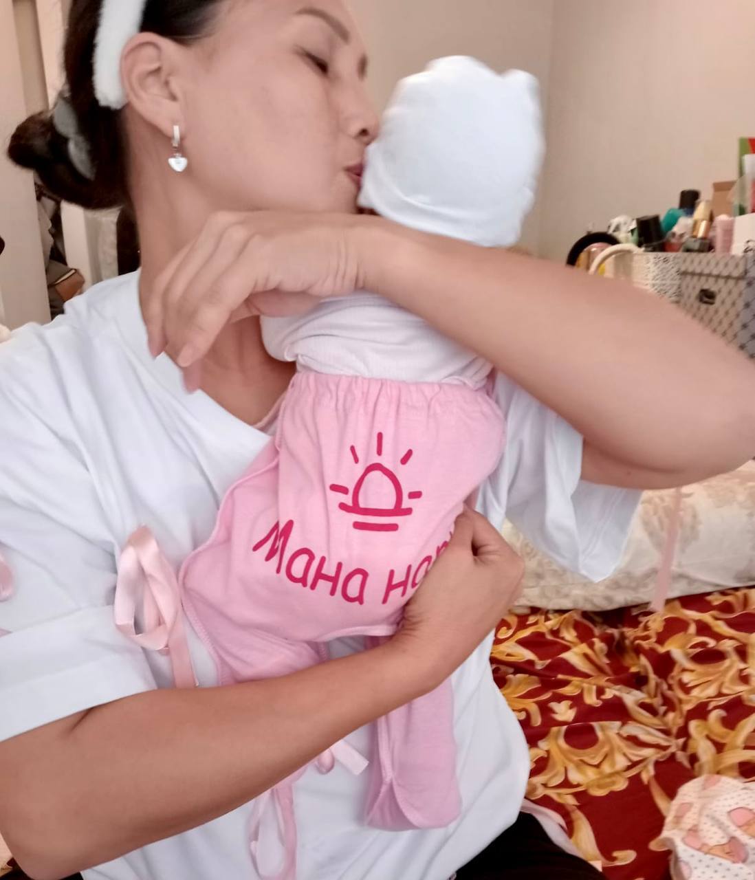 Врачи Перинатального центра спасли жизни многодетной элистинки и её новорождённой дочери У Саглар Лиджиевой во время беременности выявили редкое и опасное осложнение — центральное предлежание плаценты с врастанием на фоне рубца на матке. Первоначально планировалась её транспортировка в московский центр, однако внезапное кровотечение потребовало срочного вмешательства. Операция кесарева сечения прошла успешно благодаря слаженной работе команды под руководством заместителя главного врача Евгении Сасаевой. Хирурги-акушеры Инна Мухлаева и Виктор Настаев вместе с анестезиологом-реаниматологом Бадмой Микуляевым экстренно провели операцию. В результате родилась здоровая девочка весом 2440 граммов. Пациентка поблагодарила врачей за профессионализм, чуткость и круглосуточную заботу во время её восьмидневного пребывания в реанимации.