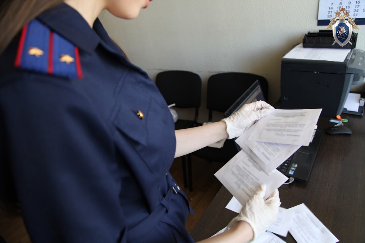 Жителя Каменска обвиняют сразу по восьми статьям, среди которых изнасилование, незаконное лишение свободы и склонение к употреблению наркотических средств. По версии следствия, в 2023 году 46-летний мужчина пригласил к себе домой трех девушек и не выпускал их несколько дней подряд. Все это время он якобы накачивал девушек наркотическими веществами и насиловал их, снимая происходящее на видео. Когда девушки оказались на свободе, хозяин дома пригрозил расправой, если кто-то из них проболтается или обратится в полицию. Но в полиции все-таки узнали о случившемся. Мужчину задержали, а дома у него нашли наркотические средства в крупном размере, табачную продукцию без акциза на сумму более трех миллионов рублей, а также мобильный телефон, на который мужчина снимал всё, что делал со своими заложницами. Кроме того, выяснилось, что две из трех потерпевших были несовершеннолетними. В отношении мужчины возбудили уголовное дело сразу восьми статьям. Это незаконный оборот товаров продукции без маркировки, незаконное лишение свободы, незаконный оборот наркотических средств и склонение к их употреблению, а также изнасилование, насильственные действия сексуального характера, использование несовершеннолетнего в целях изготовления порнографических материалов и угроза убийством. Как сообщили в донском следкоме, расследование уже завершено и передано в суд с обвинительным заключением. Подписаться Прислать нам новость