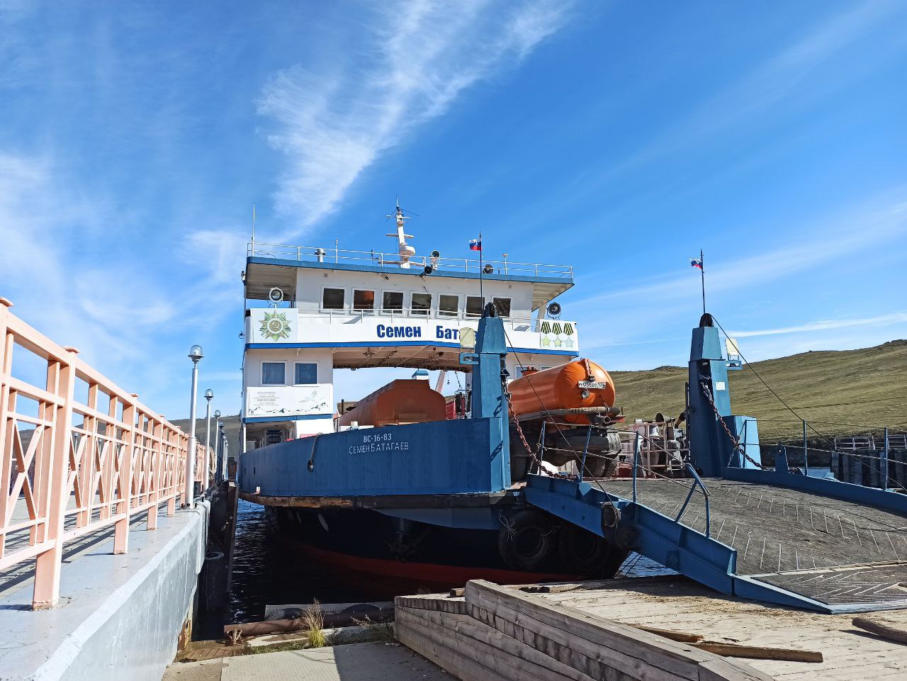 Министерство транспорта и дорожного хозяйства Иркутской области сообщает Паромное сообщение на озере Байкал по маршруту МРС остров Ольхон выполняется в штатном режиме Суда будут осуществлять перевозку пассажиров и автомобилей до 31 декабря по установленному графику работы С графиком движения можно ознакомиться здесь Движение может быть остановлено только по погодным условиям в связи с замерзанием водного пути Подписывайтесь на Правительство Иркутской области в MAX