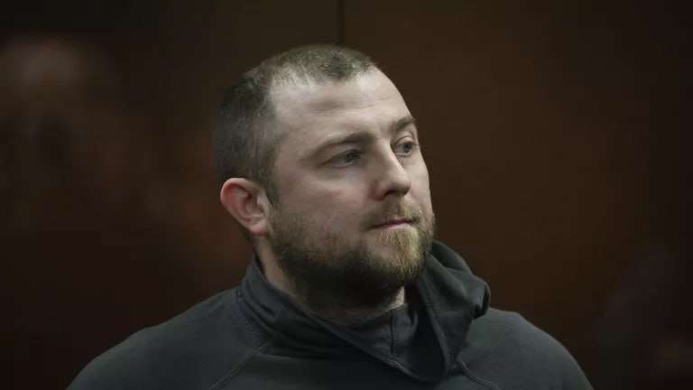 В Москве вынесли приговор главе ГК Пикет по делу о бракованных бронежилетах Андрей Есипов проведёт в колонии общего режима девять лет Также Мещанский суд обязал генерального директора выплатить штраф в 800 тыс рублей Помимо этого инстанция удовлетворила иск Минобороны на 2 млрд 400 млн рублей Есипов признан виновным в мошенничестве За это он получил восемь лет колонии Ранее фигуранта осудили на два года за незаконную банковскую деятельность Путём частичного сложения наказания в общей сложности Есипов отбудет девять лет По версии следствия сотрудники группы компаний Пикет украли средства выделенные военным ведомством по госконтракту на закупку 20 тыс бронежилетов Выяснилось что они не соответствовали требованиям Ущерб составил 2 4 млрд рублей из которых 1 9 млрд Есипов с подельниками легализовали приобретя имущество которое арестовали в ходе следствия Подписаться на Говорит Москва Telegram VK MAX