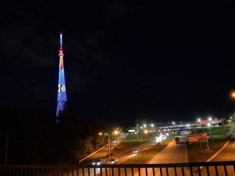 Омская телебашня подготовила специальное световое шоу в честь Дня молодежи В ночь с 27 на 28 июня с 22:00 до 02:00 на медиафасаде будут демонстрироваться праздничные изображения: герб Омска, стилизованное солнце в очках на скейтборде, логотип Росмолодежи. Также будет транслироваться бегущая строка с поздравлениями: «Омск — город по имени солнце», «С Днем молодежи, Омск!», «Омск — молодежная столица России — 2025». Подписаться \ Прислать новость