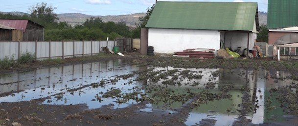 Жителям Забайкалья чьи огороды пострадали в результате летних паводков начали выдавать продовольственные наборы Для их приобретения денежные средства выделены по поручению губернатора региона Александра Осипова из краевого бюджета Уже завершили выдачу овощных наборов 24 семьям из Кыринского и Карымского округов им адресно доставили картофель общим весом почти 7 тонн