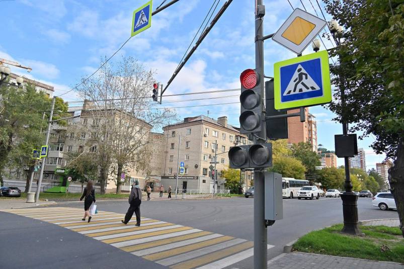 Светофоры переводят на новые каналы связи для стабилизации работ На протяжении последних четырнадцати дней в городе фиксировались перебои в функционировании светофорных объектов Причиной нестабильной работы стало ненадежное интернет соединение Для устранения проблемы в настоящее время реализуется оптимизация системы управления дорожным движением Как пояснил заместитель мэра по промышленности транспорту и работе с правоохранительными органами Андрей Горшенин светофоры переводятся на GSM связь и подключаются к проводной сети что обеспечит стабильную работу и позволит синхронизировать их режим с интенсивностью транспортного потока ПОДРОБНОСТИ ЧИТАЙТЕ ЗДЕСЬ Фото официальный сайт администрации города Хабаровска   AmurMedia Прислать новость