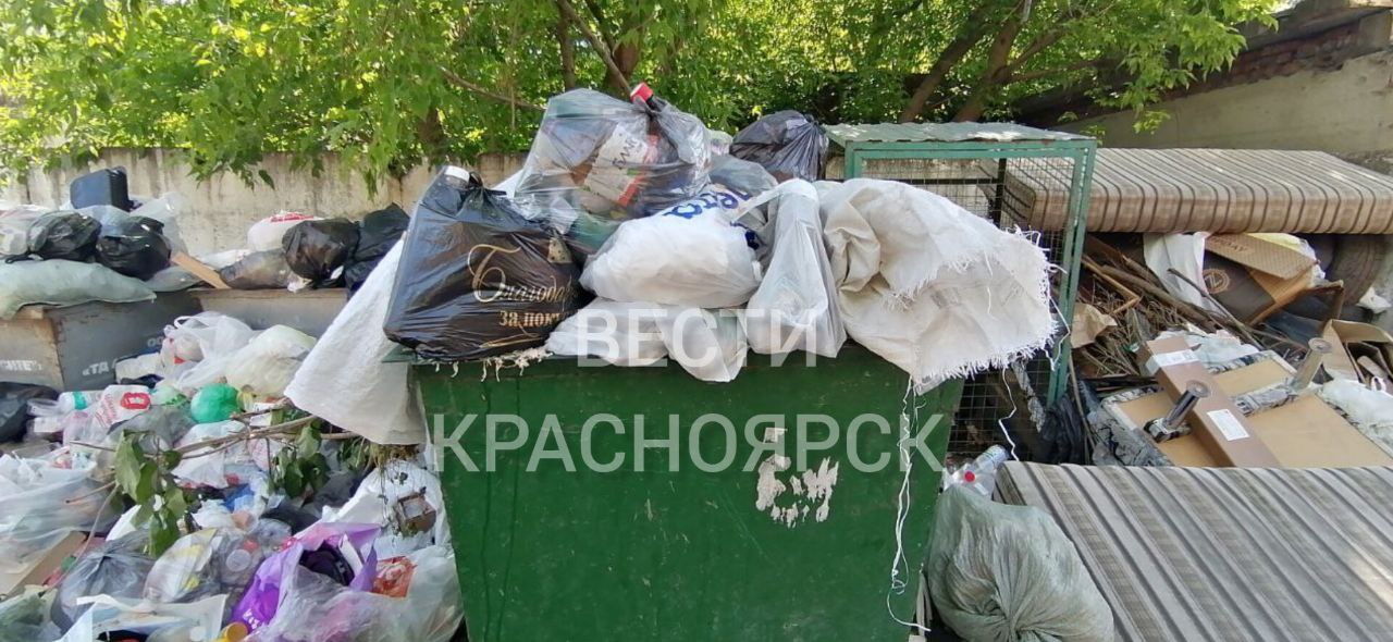 На улице Гусарова в Красноярске растут горы мусора «Вот так в Ветлужанке не вывозят отходы уже несколько дней. Такая свалка, как минимум, в трёх точках», — рассказывают местные жители.