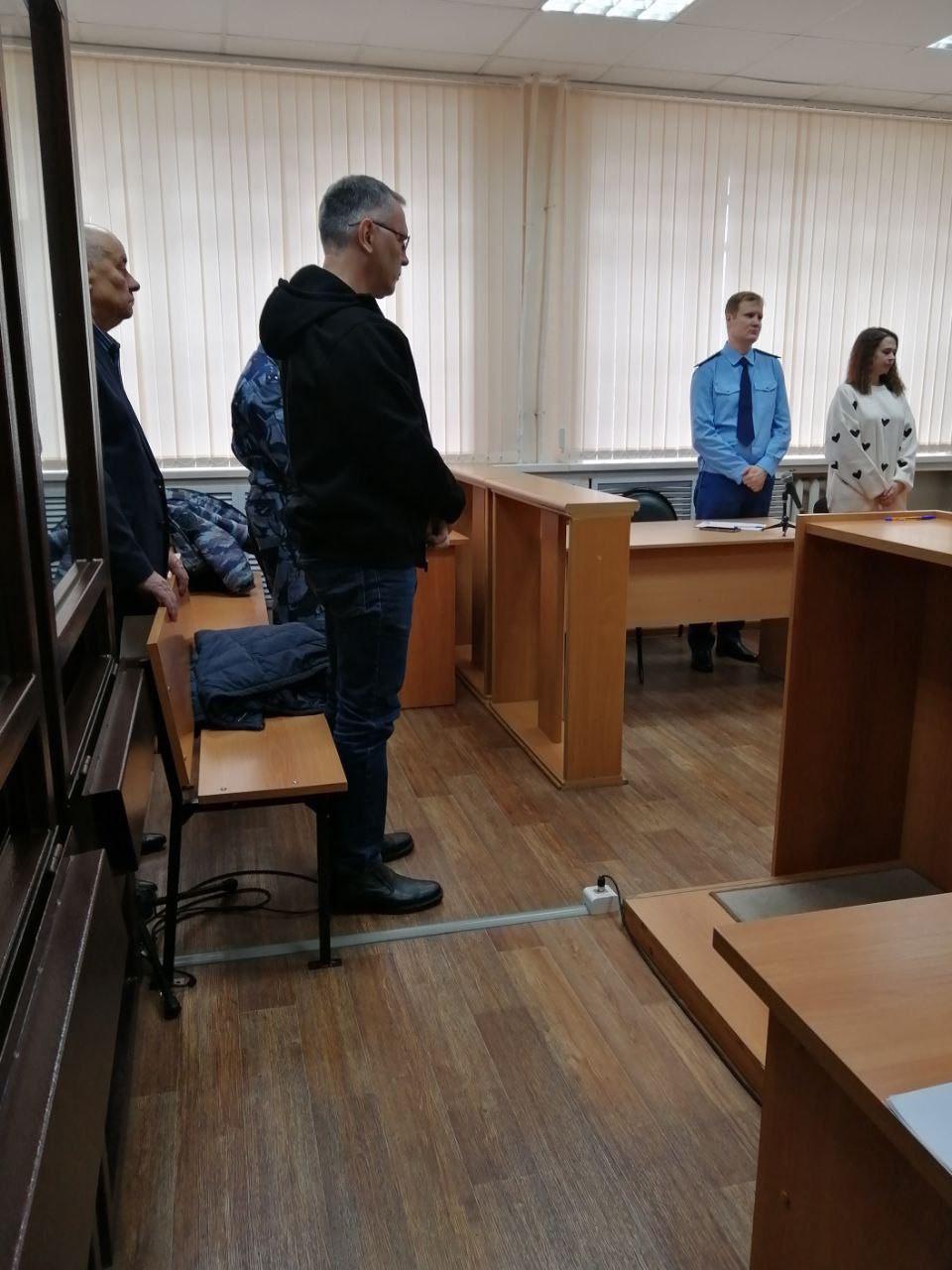 В Удмуртии вынесен приговор бывшему гендиректору АО Газпром газораспределение Ижевск и ООО Газпром Межрегионгаз Ижевск и бывшему же депутату Госсовета республики Алексею Вершинину Установлено что подсудимый получил взятку в размере более 1 млн рублей от представителя подрядной организаций за общее покровительство при заключении и исполнении договоров на строительство газораспределительных сетей в Ижевске и Завьяловском районе Удмуртии сообщили пресс службы регионального УФСБ и судов республики Подсудимый вину в совершении преступления признал в полном объеме С учетом признания вины судом ему назначено наказание в виде лишения свободы сроком на 4 года с отбыванием наказания в исправительной колонии строгого режима а также штраф в размере 5 млн рублей конфискация имущества на сумму 1 млн рублей лишение права заниматься деятельностью в сфере строительства газораспределительных сетей сроком на 2 года Напомним Вершинин был задержан в конце ноября 2024 года Для обеспечения наказания был наложен арест на имущество фигуранта на общую сумму более 30 млн рублей На момент совершения преступления обвиняемый являлся депутатом Госсовета Удмуртии Депутаты лишили Вершинина этого статуса в конце февраля удовлетворив на очередной сессии его заявление о сложении полномочий Фото объединенная пресс служба судов УР хроники взяточничества Подписаться на Udm info