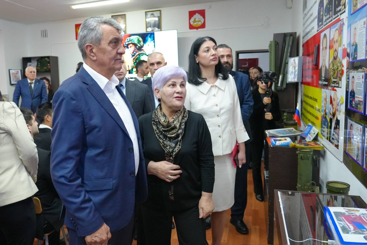 Во всех школах Северной Осетии появятся единые стенды посвящённые Героям России выходцам из нашей республики По моему поручению специалисты регионального Министерства образования и науки разрабатывают единый стиль оформления Сегодня в республике работают 180 школьных музеев и уголков славы где бережно хранятся воспоминания о героических событиях и выдающихся личностях Осетии Уверен что стенды с фотографиями и биографиями Героев России займут достойное место в наших учебных заведениях Отличный пример владикавказская школа 46 имени Героя Советского Союза Ибрагима Дзусова Недавно я посещал это образовательное учреждение и отметил для себя с каким интересом ребята изучают стенды с изображением наших героев Важно чтобы дети знали и помнили имена и истории тех кто внёс неоценимый вклад в защиту Родины В целом оформление образовательной среды играет большую роль в воспитании молодёжи Важно чтобы в наших школах были тематические пространства рассказывающие детям о примерах мужества и силы духа Подписывайтесь на мой канал в МАХ