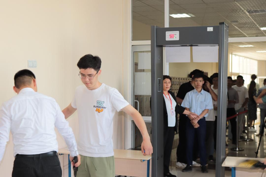 142 абитуриента лишились результатов ЕНТ — за нарушения В Национальном центре тестирования поделились промежуточными итогами ЕНТ: средний балл абитуриентов составил 64 из 140. С момента старта основного ЕНТ тестирование прошли 116 тысяч раз. Из них пороговый балл набрали 66,8 % абитуриентов. Кроме того, 384 участника были с особыми образовательными потребностями. «За нарушение правил аннулировали результаты 142 человек. Возможности сдать тестирование из-за попытки проноса запрещённых предметов лишились 68 абитуриентов. За нарушение правил во время самого тестирования из аудиторий удалили 74 человек. Посторонних лиц не выявили», — сообщили в НЦТ. По выбору предметных комбинаций лидирует направление «Математика–Физика» — его выбрали 19 % участников. Далее следуют «Творческие экзамены» — 15 % и «Биология–Химия» — 14 %. Основное ЕНТ продлится до 7 июля. Фото: Миннауки РК /CentralMediaNews