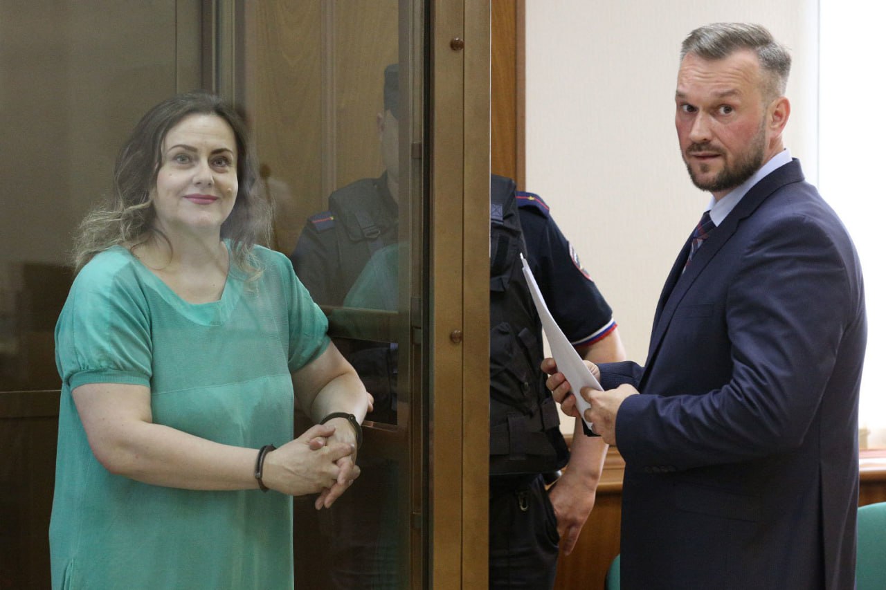 Торговый центр 3 квартиры 17 участков земли У осуждённой за взятку экс судьи конфисковали имущество Мосгорсуд постановил конфисковать имущество судьи в отставке Елены Кондрат приговорённой к 9 годам колонии за посредничество во взяточничестве Как следует из материалов дела государству переданы торговый центр Дубрава в Брянске дом площадью 525 кв м в Милениум парке три квартиры 17 земельных участков и 19 нежилых помещений Отмечается что при официальном доходе Кондрат и её семьи всё имущество оформлялось на родителей бывших сотрудников кожно венерологического диспансера Сопоставляя законные доходы Кондрат и её родственников очевидна явная несоразмерность в разнице доходов и расходов говорится в документах По версии следствия Кондрат предлагала коллеге за 50 тыс повлиять на решение по делу о банкротстве Передача денег проходила под контролем ФСБ Сама экс судья вину отрицала заявив о провокации Осташко Важное подпишись
