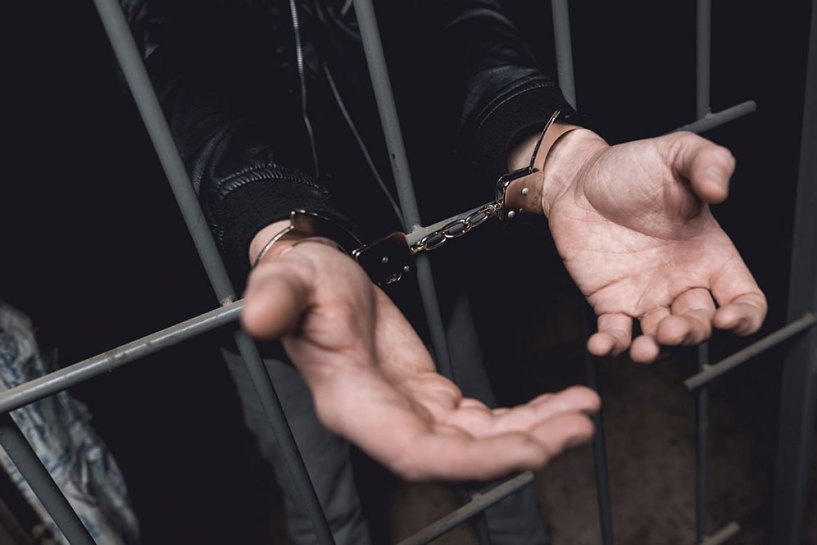 Хабаровчанин осужден за сотрудничество с иностранными спецслужбами В апреле 2024 года в Хабаровске 36-летний местный житель установил контакт с сотрудниками спецслужб Украины и получил задание собирать и передавать им сведения о военных объектах на территории краевой столицы. Мужчина был признан виновным в сговоре с иностранным государством против безопасности России и приговорен к 5 годам лишения свободы с отбыванием наказания в исправительной колонии общего режима с ограничением свободы на 1 год и 6 месяцев. Будь в курсе событий.