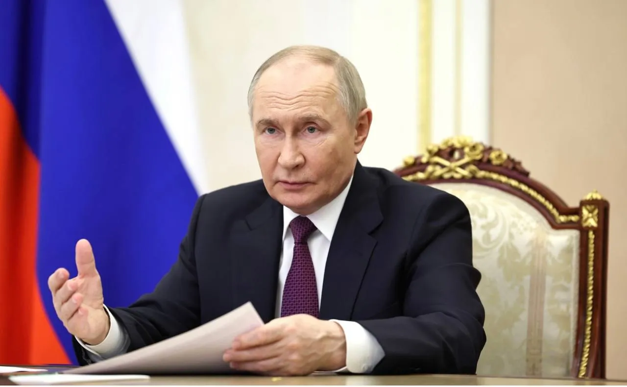 Владимир Путин поздравил сотрудников ВГТРК с 35 летним юбилеем Президент отметил что за прошедшие годы холдинг объединил вокруг востребованных временем задач сплоченную команду журналистов репортеров переводчиков специалистов в области инфокоммуникационных технологий Нынешний коллектив компании с честью продолжает профессиональные традиции своих предшественников настоящих мэтров журналистского дела воплощает в жизнь содержательные аналитические творческие просветительские социальные проекты посвященные важнейшим вопросам национальной повестки развитию наших регионов наиболее значимым общественным событиям сказано в поздравлении Фото kremlin ru   Подписаться