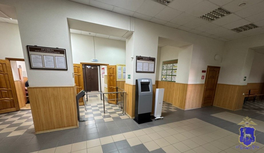В Жигулёвске пьяный угонщик получил 1,5 года ограничения свободы. Благодаря профессиональным действиям сотрудников Госавтоинспекции в ноябре прошлого года задержан 23-летний "Шумахер" за рулём ВАЗ-2104. Инспекторы ДПС, находясь на маршруте патрулирования, обратили внимание на подозрительный автомобиль, который заглох на проезжей части. При проверке полицейские обнаружили, что машина запущена путём замыкания проводов, а от водителя исходит сильный запах алкоголя. Сотрудники полиции провели освидетельствование, которое подтвердило опьянение водителя. Следственно-оперативная группа провела тщательный осмотр транспортного средства, изъяла вещественные доказательства. Сотрудники дознания установили владельца автомобиля, который заявил, что никому не разрешал им управлять. В результате слаженной работы полицейских, собранные доказательства позволили суду вынести обвинительный приговор. Злоумышленник объяснил свой поступок желанием развеяться.
