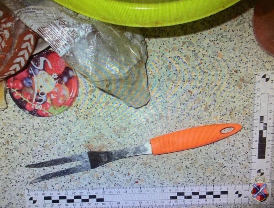 В селе Малые Чапурники Светлоярского района женщина пыталась зарезать супруга вилкой для стейков Кровавая драма произошла 30 ноября 36 летний мужчина и 42 летняя женщина выясняли отношения а когда аргументы закончились подозреваемая схватила двузубую вилку для разделки мяса и нож вонзив острые предметы в грудь супруга Увидев кровь женщина поняла что сделала вызвала скорую помощь Мужчину удалось спасти Врачи оценивают его состояние как стабильное Женщина задержана следствие будет настаивать на заключении под стражу ее подозревают в покушении на убийство Свою вину она полностью признала Подпишись на наш канал в МАХ