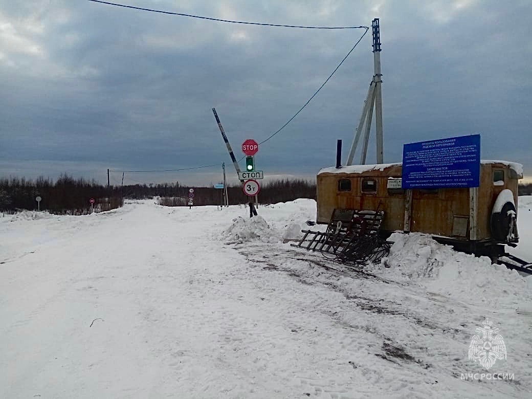 #хроникаледовыхпереправ  Раз, два, три!   В Знаменском районе открыта «Усть-Шишовская» ледовая переправа, соединяющая Усть-Шиш и Тузаклы.  Ее готовность оценили сотрудники МЧС России.  «Усть-Шишовская» ледовая дорога:  проверена;   безопасна;   оснащена всем необходимым: дорожными и информационными знаками, пунктами обогрева и средствами спасения;  толщина льда - 28-38 сантиметров;  максимально допустимая нагрузка на лед -3 тонны.    В Тевризском районе на «Изюкской» ледовой переправе, соединяющей Тевриз и Александровку, повышена максимально допустимая нагрузка на лед до 7 тонн.