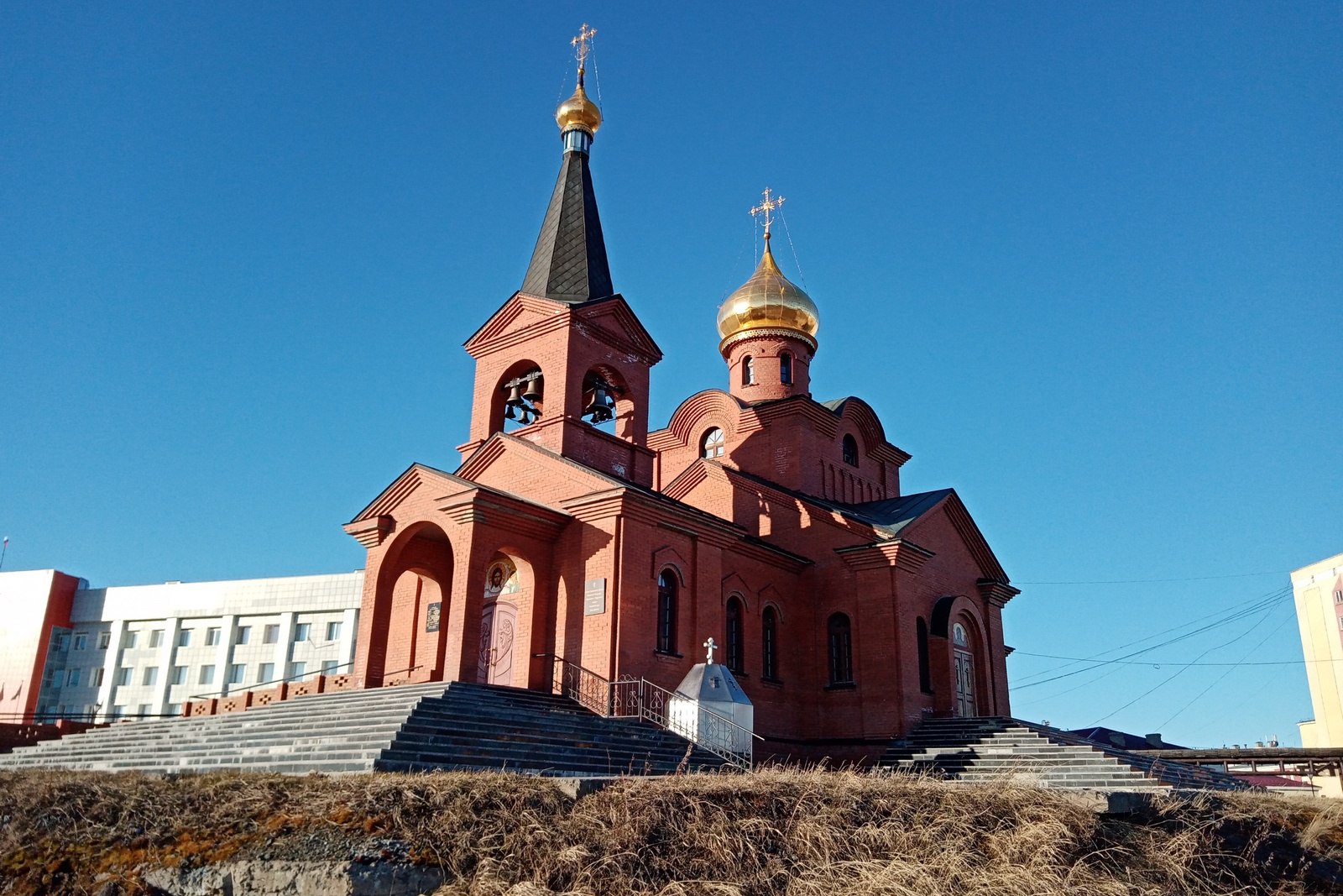 Икону Казанской Божией Матери доставили на север Красноярского края в рамках Всероссийского молебна о Победе, запущенного по благословению Святейшего Патриарха Кирилла.     Накануне, 3 октября, святыня прибыла в столицу Таймыра, город Дудинку. Затем в Кайеркан. Сегодня, 4 октября, в Талнах, затем в центральный район Норильска.      Это одна из самых чтимых икон Русской православной церкви, она явилась в Казани приблизительно в 1580 году и стала символом народного ополчения под предводительством Минина и Пожарского в период Смутного времени.      По преданию после трех дней молитвы и поста верующих Богородица помогла освободить Москву от польских интервентов. Специально для иконы в Москве был возведен Казанский собор на Красной площади в Москве, куда она была перенесена в 1636 году.    На фото - храм в Дудинке.