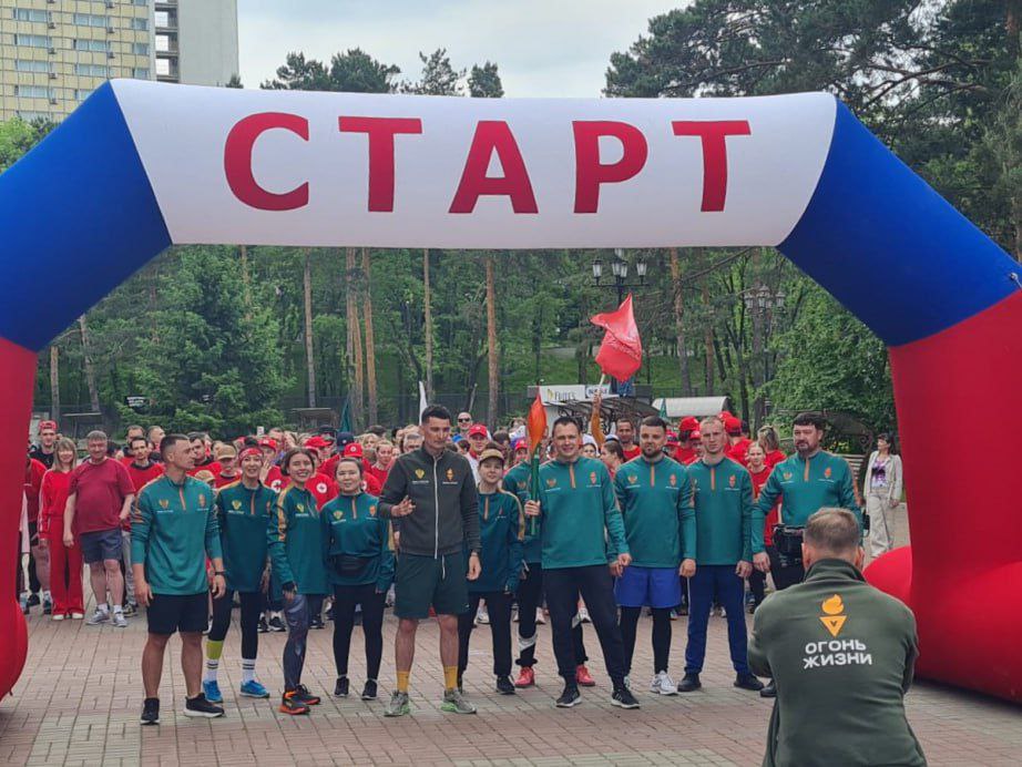 Хабаровск присоединился к Всероссийской эстафете факела «Огонь жизни» Событие было направлено популяризацию донорства костного мозга и привлечения в Федеральный регистр новых участников. Акцию поддержали 1200 неравнодушных граждан. В мероприятии поучаствовали врачи, спортсмены, представители органов власти, социальных учреждений и общественность города. Возглавил эстафету Артём Алискеров – амбассадор донорства костного мозга в России. Эстафета объединяет 100 городов России. Хабаровск по пути следования центрального символа эстафеты стал 48 городом. Напомним, федеральный регистр костного мозга, создан по поручению Президента РФ Владимира Путина. Сегодня в нем состоит около 450 тысяч потенциальных доноров костного мозга.
