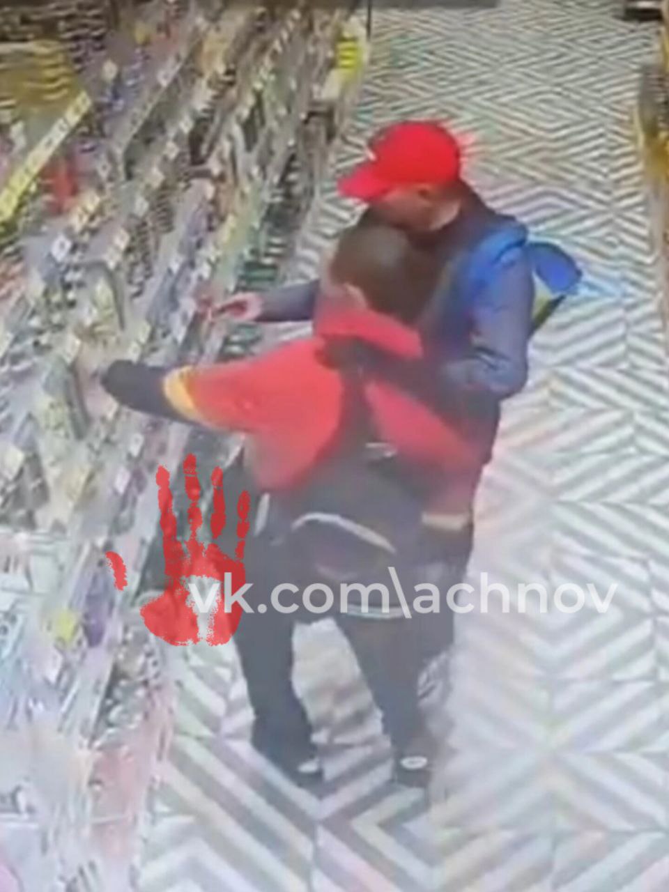 Бомж и еще один парень обчистили несколько магазинов в Златоусте Полицейские раскрыли серию краж. Говорят, что воровали подельники все, что придется - от колбасы до портативных колонок! Итак, Златоуст, с заявлениями о кражах обратились представители сразу нескольких сетевых магазинов. У кого-то пропадали продукты, у кого-то техника. - Улучая моменты, пока никто не видел, мужчины складывали друг другу в рюкзаки палки колбасы, консервы и даже портативные колонки, - комментируют в полиции города. Полиция начала работу. Воров поймали. Одним из них оказался 36-летний мужчина без определённого места жительства. Сообщается, что он ранее судимый за преступления имущественного характера. Кем оказался подельник подозреваемого, данных пока нет. Но известно, что уже возбуждено уголовное дело. Если вину мужчин докажут, им грозит срок по статье "Кража, совершенная группой лиц по предварительному сговору". А это до пяти лет лишения свободы.