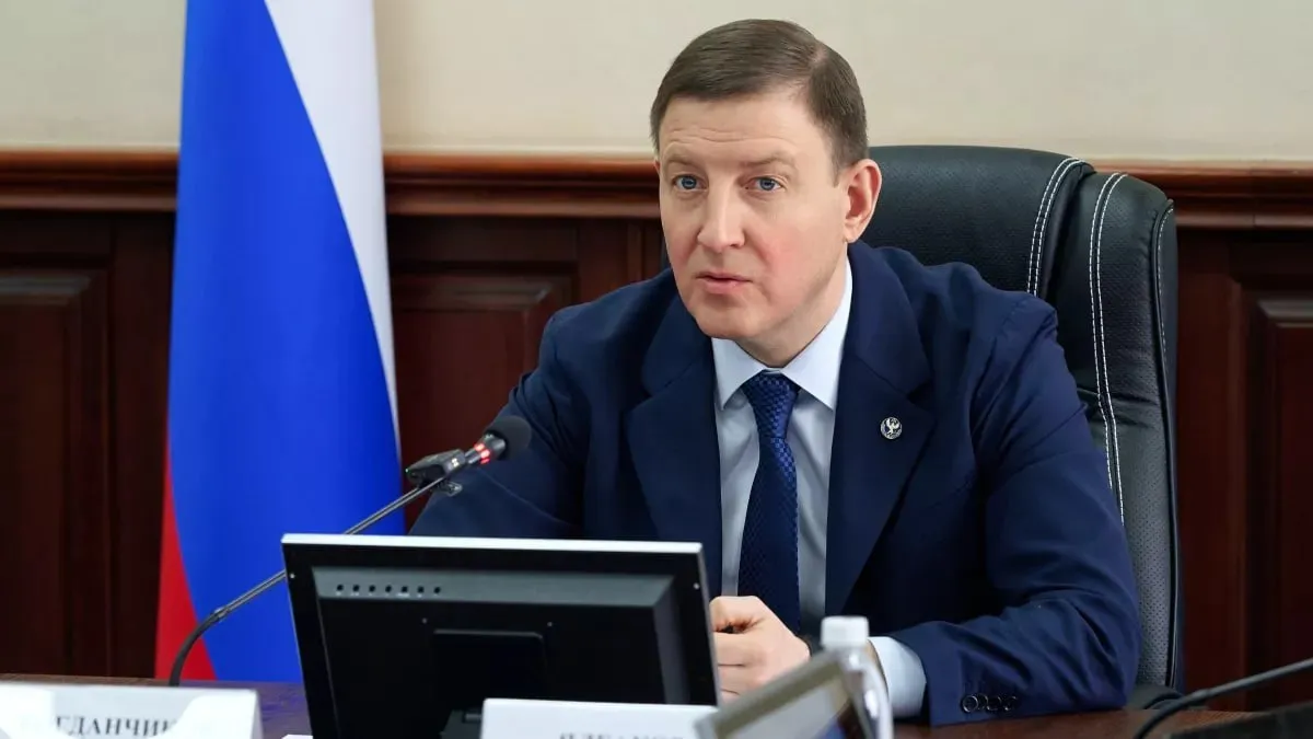 ТОЛК новости Барнаула Алтайского края и Республики Алтай Андрей Турчак высказался о мерах по ограничению продажи алкоголя По словам главы Республики Алтай многие наливайки и псевдобары продолжают спокойно работать Поэтому реагировать на факты нарушений теперь будут самым жестким образом Он призвал правоохранительные органы реагировать на нарушения особенно если речь идет о фактах продажи спиртного несовершеннолетним и игнорировании магазинами принятых ограничительных мер Глава региона также распорядился чтобы был проработан вопрос сохранения в шаговой доступности продуктовых магазинов и предложил реальные меры поддержки предпринимателей В республике планируется подвести промежуточные итоги ограничительных мер по продаже алкоголя Наша задача не просто отчитаться о введении ограничений а навести реальный порядок снизить подробнее на канале ТОЛК новости Барнаула Алтайского края и Республики Алтай