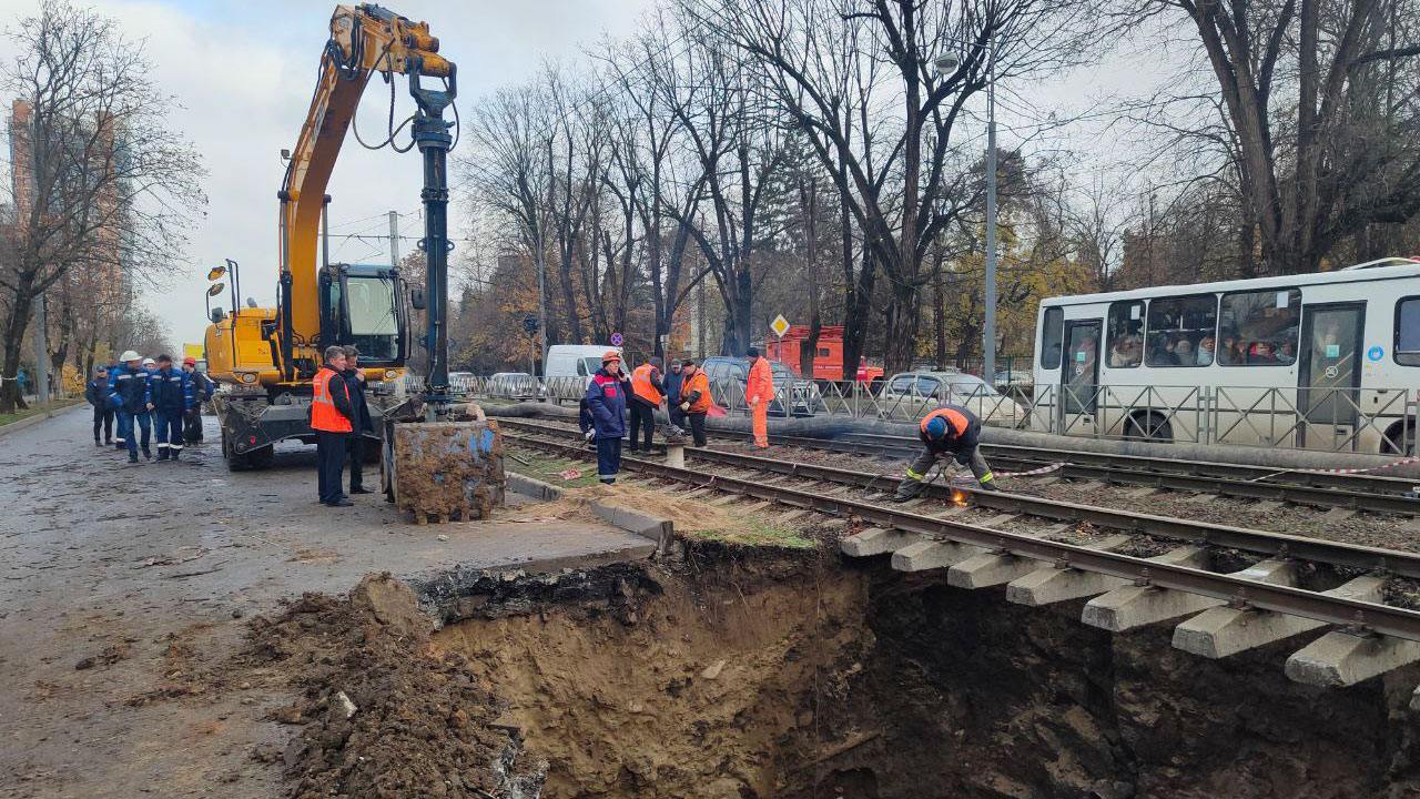 В Краснодаре продолжают устранять провалы грунта на улице Московской  Специалисты уже выполнили устройство саркофага для ремонта поврежденного участка коллектора. Готовится основание для заливки бетоном. Параллельно прочищают насосы, которые девять раз забивались из-за большого количества мусора.   Кроме того, на месте провала на придомовой территории ЖК «Ривьера» подрядная организация ремонтирует участок, где 5 декабря провалился тротуар. Яму засыплют щебнем, затем уложат бетон и тротуарную плитку, сообщает пресс-служба мэрии.     Новости тут   Прислать фото/видео