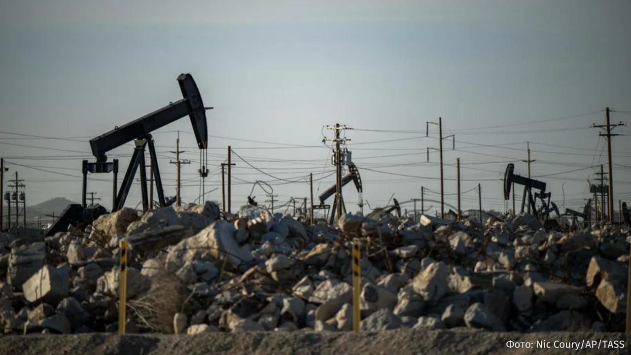 Семь стран ОПЕК договорились увеличить добычу нефти в июне на 188 тыс баррелей в сутки следует из совместного заявления стран участниц Среди государств согласных скорректировать добычу топлива Саудовская Аравия Россия Ирак Кувейт Казахстан Алжир и Оман В заявлении отмечается что поправки направлены на поддержание стабильности мирового нефтяного рынка и будут проведены в июне 2026 года Также страны подтвердили приверженность выполнению условий соблюдению Декларации о сотрудничестве включая дополнительные добровольные корректировки добычи Контроль будет исполняться Совместным министерским мониторинговым комитетом  ОПЕК расширенное сотрудничество организации стран экспортеров нефти с другими крупными производителями которые не входят в ОПЕК В ОПЕК состоят Россия Казахстан Азербайджан Мексика Оман Бахрейн Бруней Малайзия Судан и Южный Судан Больше новостей IZ RU в MAX