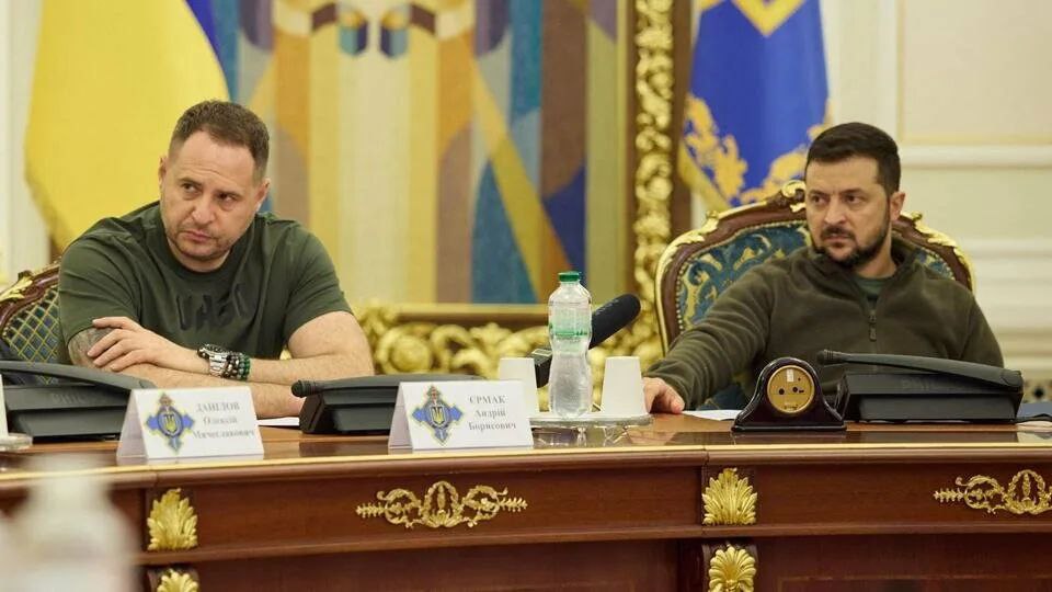 Ермак назвал Зеленского лучшим президентом Украины и заявила, что ему обязательно нужно баллотироваться на второй срок: «Я думаю, что он должен баллотироваться, потому что это лучший президент, которого видела моя страна за годы своей независимости».