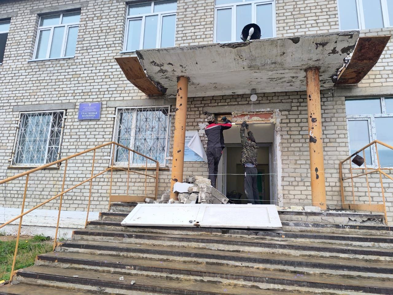 Самсонов и Бянкин — уже видно как преобразилась больница в Новопавловке  Депутаты краевого парламента от Петровского избирательного округа Олег Бянкин и Владимир Самсонов оценили ход ремонта Новопавловской участковой больницы, который проводится по федеральной программе «Модернизация первичного звена здравоохранения».  По словам депутатов, работы находятся в завершающей стадии и выполнены практически полностью.    — Здесь произведена замена внутренних систем отопления, водоснабжения и водоотведения. Завершены работы по демонтажу и замене полов и потолков, оконных рам, межпалатных и входных дверей. Сделано выравнивание стен, идет чистовая отделка. Уже видно как преобразилось здание больницы. Остались последние штрихи, поэтому есть уверенность, что подрядчик завершит работы в срок и совсем скоро пациенты оценят новый облик больницы, — прокомментировал Олег Бянкин.  подробнее