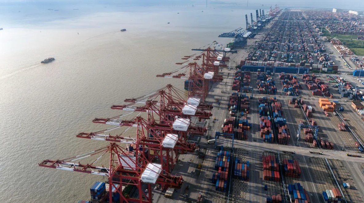 Китайский экспорт неожиданно упал впервые с февраля Экспорт Китая неожиданно сократился в октябре поскольку мировой спрос не смог компенсировать углубляющееся падение поставок в США что нанесло удар по экономике которая и так замедлялась на фоне вялых потребительских расходов и инвестиций внутри страны Согласно официальным данным опубликованным 7 ноября экспорт упал впервые за восемь месяцев сократившись на 1 1 по сравнению с аналогичным периодом прошлого года Поставки во все страны кроме США выросли на 3 1 что недостаточно чтобы компенсировать более чем 25 ное падение поставок в Америку Если сила экспорта не сможет сохраниться рост Китая может столкнуться с тройным ударом из за продолжительного спада в секторе недвижимости и ослабления частного потребления и экспорта говорится в записке экономистов Barclays включая Инкэ Чжоу Снижение общего объёма экспорта в октябре стало неожиданностью почти для всех аналитиков медианная оценка опрошенных Bloomberg составила 2 9 Только один аналитик принявший участие в опросе предсказал снижение Источник Bloomberg chinastocksnet Если полезно поставьте лайк Китай