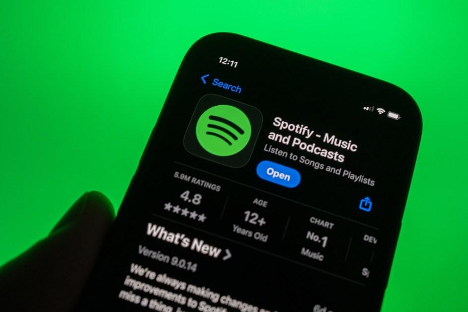 300 ТБ музыки скоро на торрентах Хакеры скачали 86 млн треков со Spotify и готовятся слить их в сеть Пока что на Anna s Archive опубликованы только метаданные которые позволили составить подробную статистику Например больше 70 песен в Spotify имеют меньше 1000 прослушиваний Представитель Spotify подтвердил утечку Сайт Anna s Archive специализируется на документах и книгах а взлом Spotify объясняется миссией по сохранению знаний и культуры человечества Всего планируется выложить около 300 ТБ музыки   www iphones ru 1352182 новости iphonesru