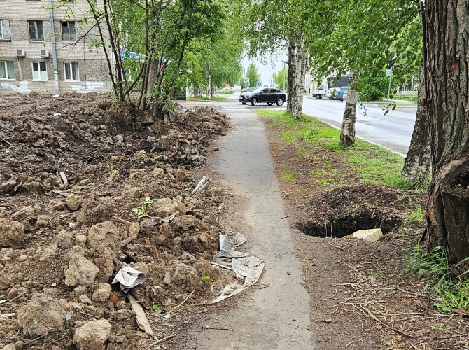 Мы продолжим работу: в администрации Архангельска прокомментировали бардак на Вологодской Власти областной столицы спустя несколько часов отреагировали на публикацию ИА «Эхо СЕВЕРА». Сегодня днём мы в очередной раз обратили внимание на грязь, оставленную на тротуаре возле останков дома № 12 на улице Вологодской. Напомним, что бардак там царит уже месяц. На ситуацию отреагировал начальник департамента по городскому хозяйству Николай Худяков: По адресу: улица Вологодская, 12, контракт с подрядчиком не закрыт, работы не приняты. Мы продолжим работу с ним, чтобы он зачистил территорию от отходов. Что касается Вологодской, 33. Снос домов является устранением потенциально опасных объектов, которые могут служить местом притяжения асоциальных граждан, в них могут происходить пожары, аварии на домовых сетях и другие чрезвычайные ситуации. Благоустройство территории предполагается в дальнейшем либо для строительства, либо для использования в муниципальных целях и производится по другим контрактам. О том, когда территория будет приведена в порядок, и почему за целый месяц власти Архангельска не смогли заставить подрядчика хотя бы очистить тротуар — вопросы риторические.